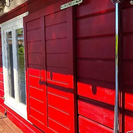 Gemuetliches Hausboot In Doemitz An Der Elbe Ботель