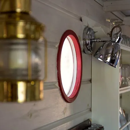 Ботель Gemuetliches Hausboot In Doemitz An Der Elbe *