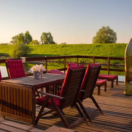 Gemuetliches Hausboot In Doemitz An Der Elbe