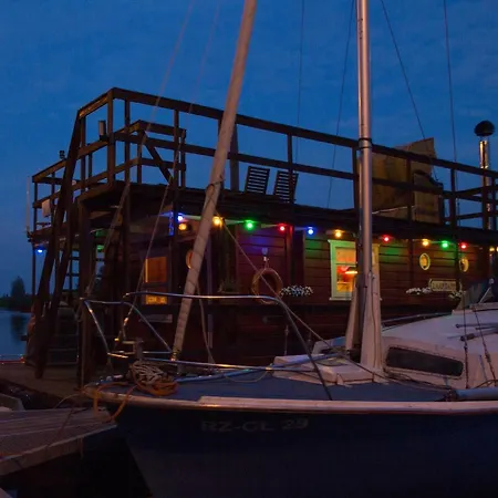 Ботель Gemuetliches Hausboot In Doemitz An Der Elbe