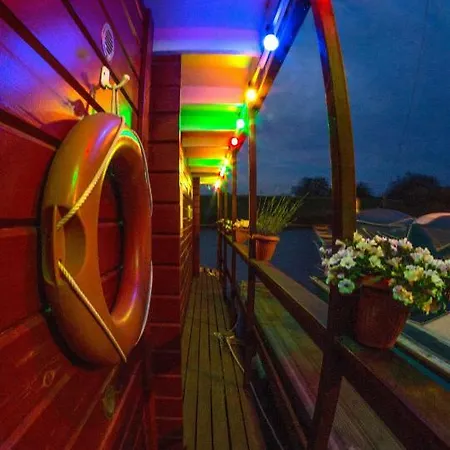 Gemuetliches Hausboot In Doemitz An Der Elbe Дёмиц
